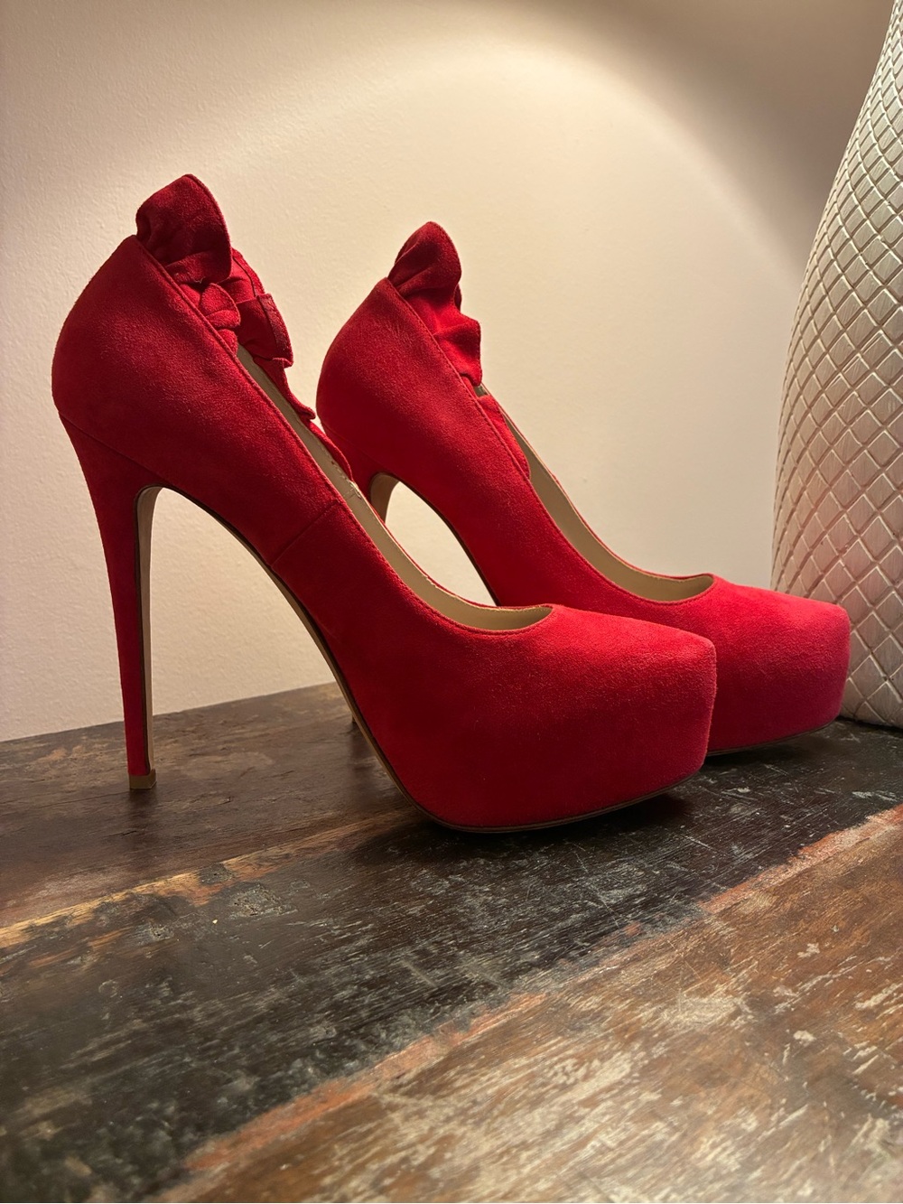 Authentic Le Silla Ruffle Platform Pump
